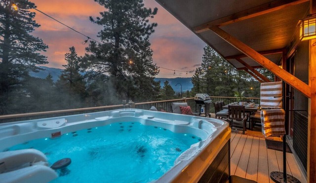 Lux Mountain Hideaway. Hot Tub, Sauna, Fire Pit, Speakeasy, Pet Friendly.