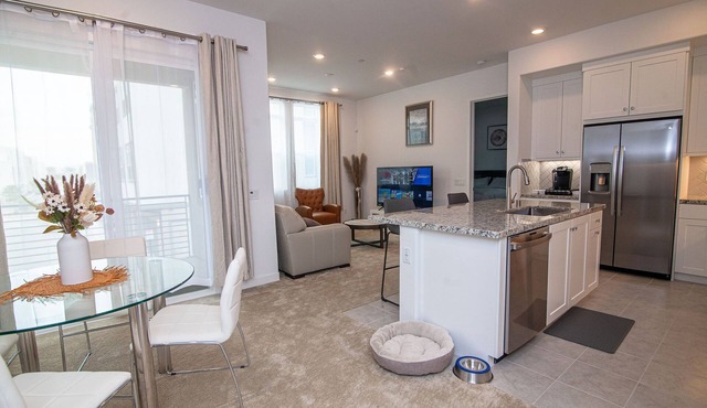 Lux new 2 bedroom condo 1 minute from Six Flags.