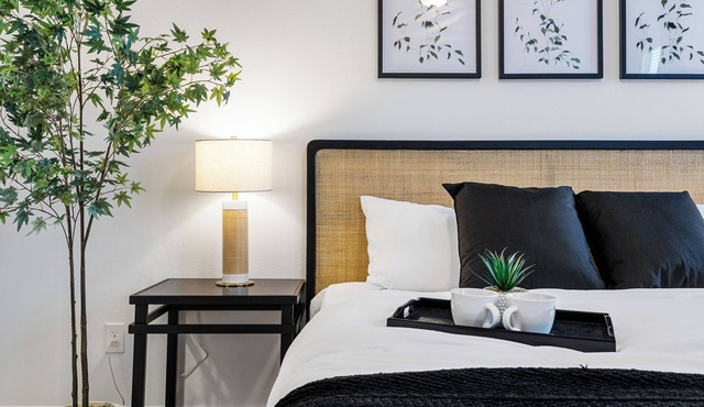Lux New Build, King Bed, Roku TVs, Patio