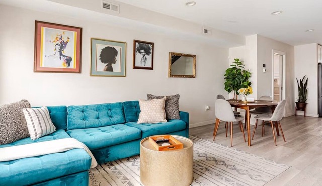 LUX, Newly Renovated Greys Ferry Home and PATIO -15 Mins from Attractions!