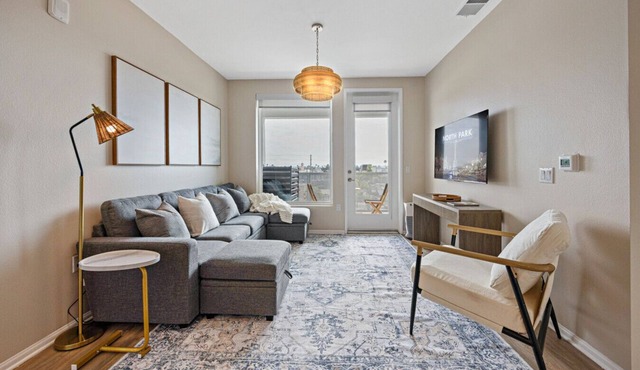 LUX Oasis North Park King Beds Workspaces Parking