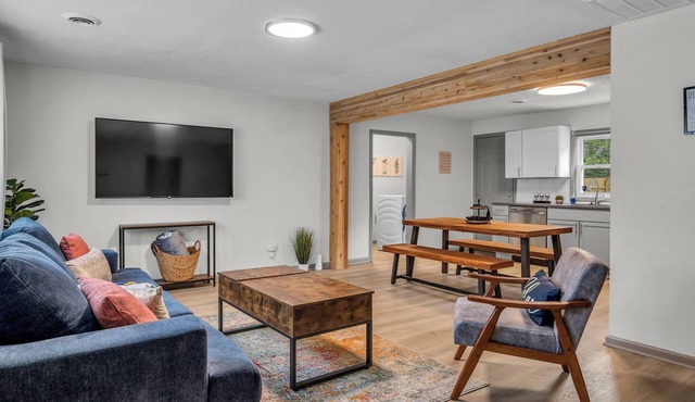 Lux on a Budget! 20 min to World Cup-Near Nascar/Legends/AmericanRoyal King Bed!