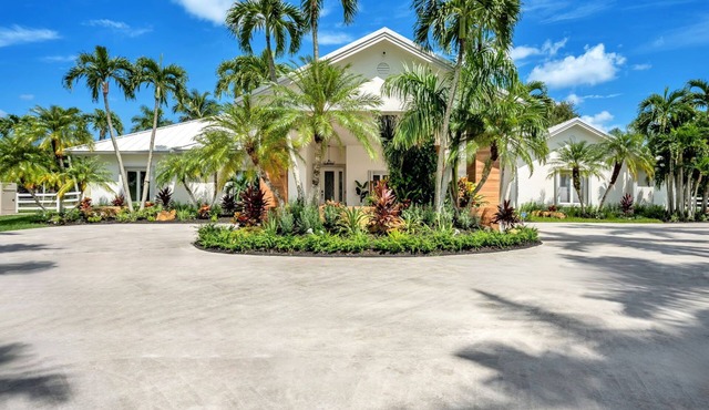Lux Paradise Resort: Courts/Pickleball/Paddle/Pool