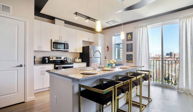 Lux Penthouse 1BR 1BA w/Panoramic Views Free Parking & Wifi