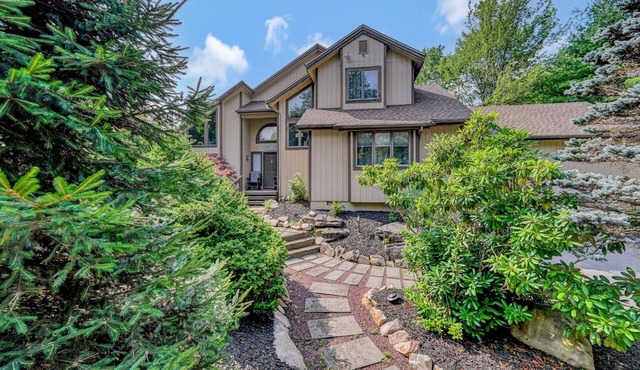 Lux Pocono Spa Retreat on 3.7 Acres — Hot Tub,Sauna,Massage Chair,Game Room, 4BR