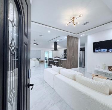 Lux Private Home minutes from the Beach