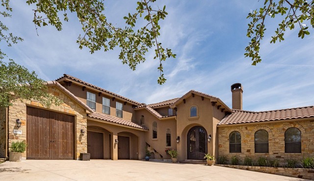 Lux Retreat 3600SqFt on 11Acres, Pool, 5min to Lake Travis,Theatre room, wet bar