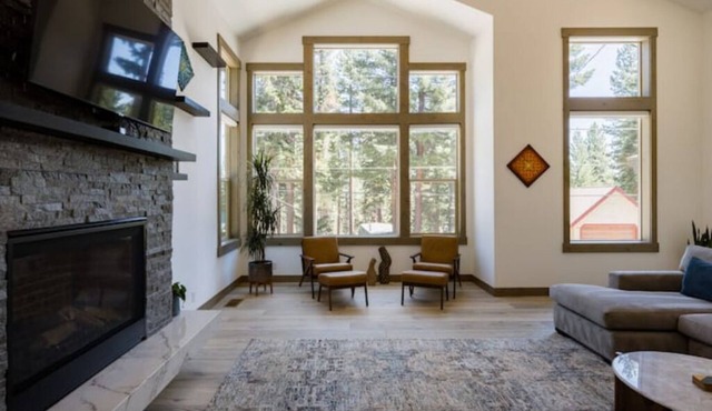 Lux Retreat 4BD/3.5B North Lake Tahoe w/Hot Tub