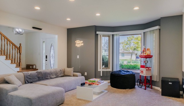 🎗️Lux Retreat- Hot Tub - Movie Nights- King Bed