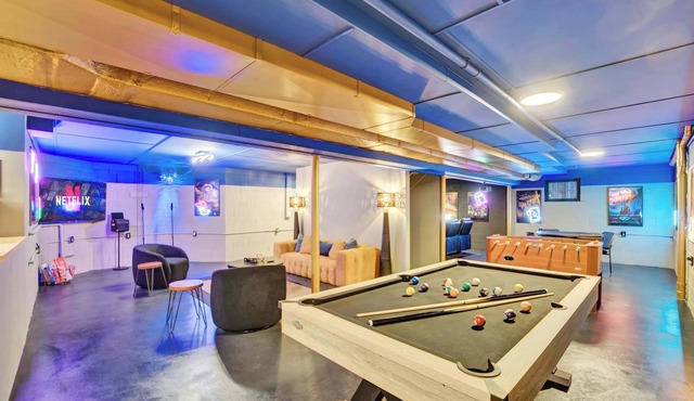 Lux Retreat w/Swim Spa, Theater, Hot Tub, Games!