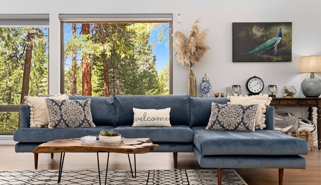 Lux Retreat with Sauna, Game Rm, BBQ Grill, Deck Dining, Fire pit, Close to Lake