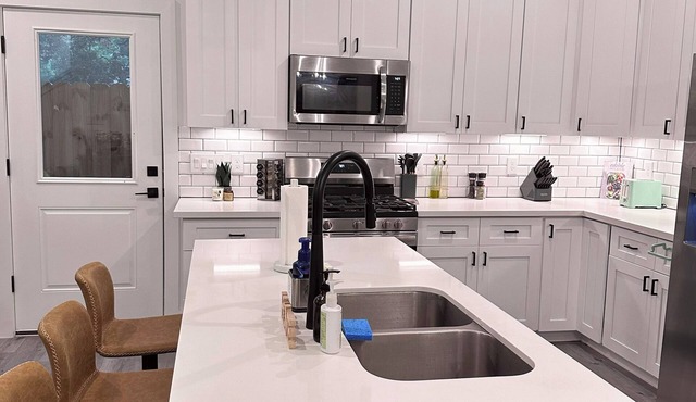 Lux Rustic 3BR Family Townhouse Near DT/Galleria/Airport and More!