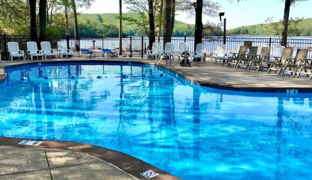 Lux Spa Retreat w/Saunas, Lake Club, Fire Pit, Game Rooms, King Beds & Hot Tub