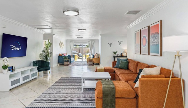 Lux spacious 5BD house with Hot tub, Wi-Fi, AC, and games in brilliant Anaheim