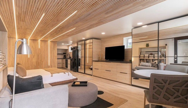 Lux Studio Oasis! Hot Tub, Cozy Heated Floors!