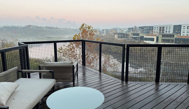 Lux studio w/Pool, Sauna, Utilities incl and free private parking. Pet Friendly!