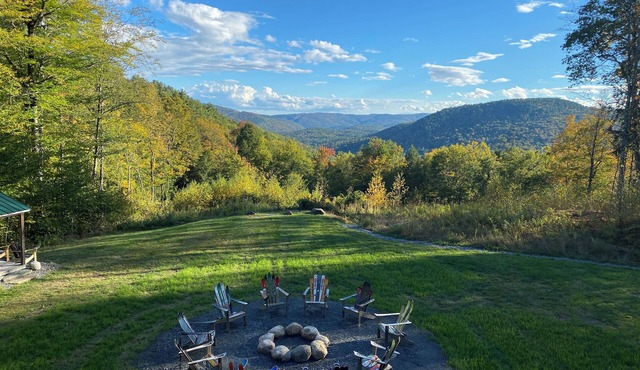 LUX, Stunning views, private setting,king beds,pet friendly, fire pit,WIFI,AC,EV