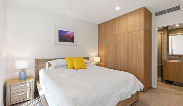 Lux Style Spacious 1 Bed Apt, Pool , Parking