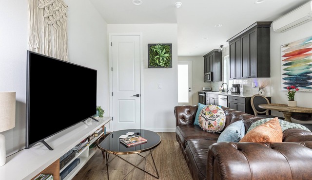 Lux. Townhome - 95 Walk Score/AC+Heat+Laundry/Shops+Restaurants