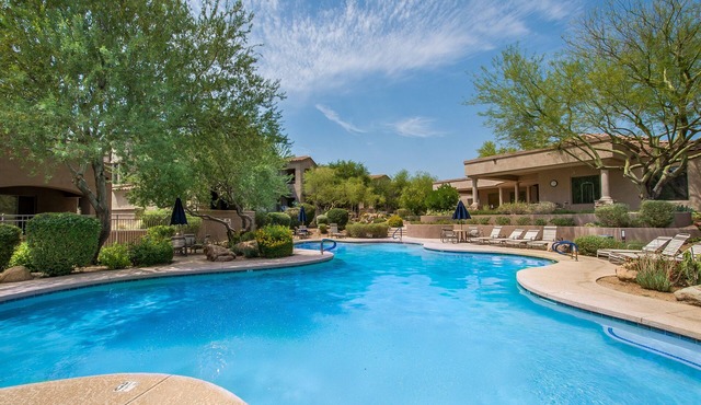 Lux townhome in Tesoro at Grayhawk - WALK to grocery/coffee/restaurants!