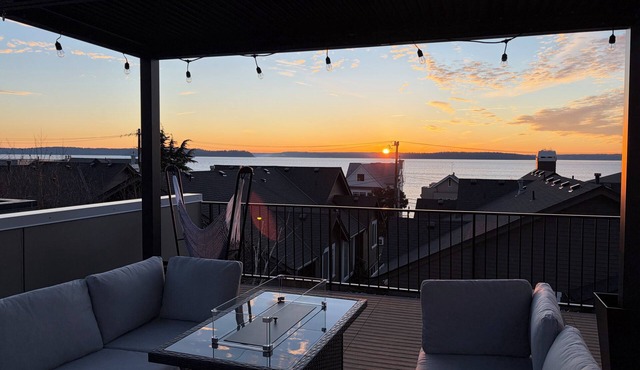 Lux Townhome, Rooftop, Fire pit, Puget Sound Views, Alki Beach, EV