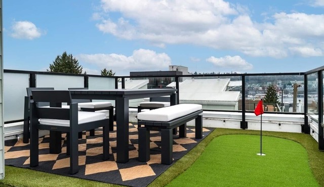 Lux Townhome w/parking and Rooftop Putting Green