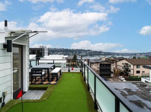 Lux Townhome With Parking and Rooftop Putting Green