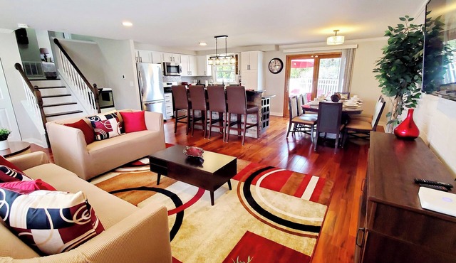 Lux TriLevel Big 4 BR House Yard & Pond View in the Hearth of Schaumburg