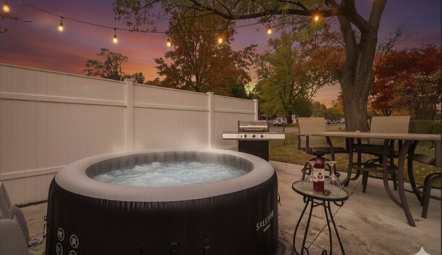 Lux *Union Lake* Lakehouse*Hot Tub* 6 Mins to Hospital