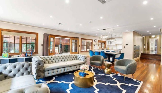 LUX Urban 4-Bedroom, Sleeps 9, with Pool