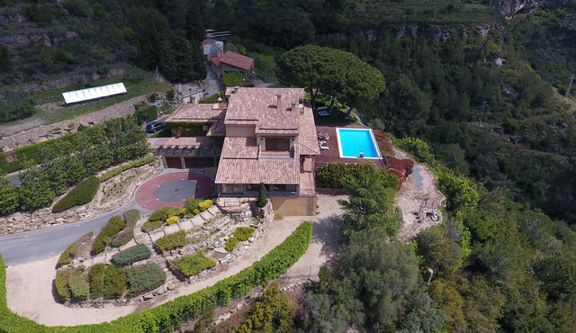 Lux views and heated pool for 25 pax 35min to BCN