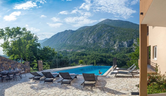 Lux villa, heated infinity salt water pool, sauna, whirpool, close to the sea.