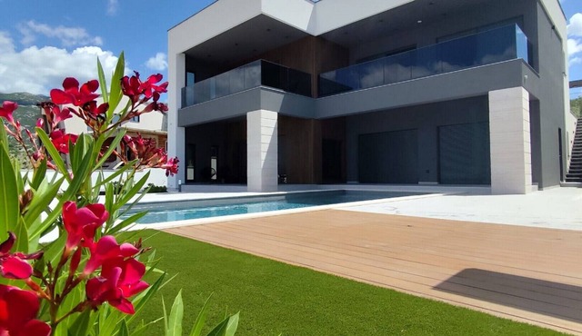 Lux Villa Serene with heated pool