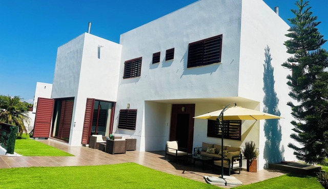 Lux Villa with Year-Round Heated Pool, beautiful outdoor space & Game Room