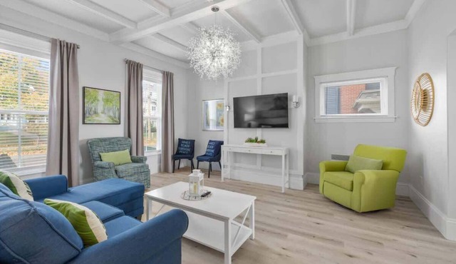 LUX Waterfront 2 Bedroom Condo Downtown Ch'town