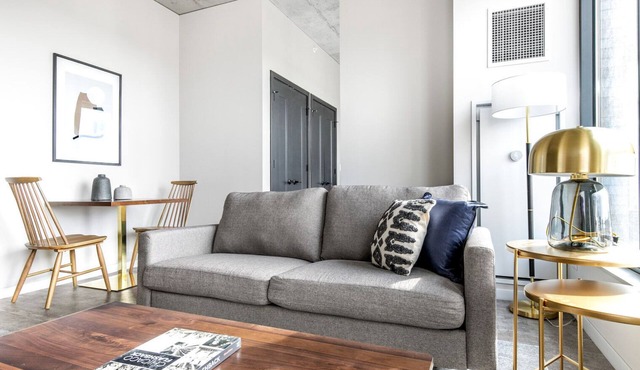 Lux West Loop Studio w/Pool, Gym, nr. Restaurant Row, by Blueground