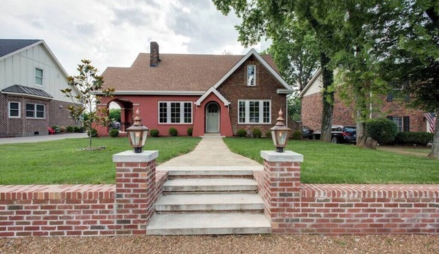 Lux West Nash Tudor, 4mi to DT, Sleeps 9
