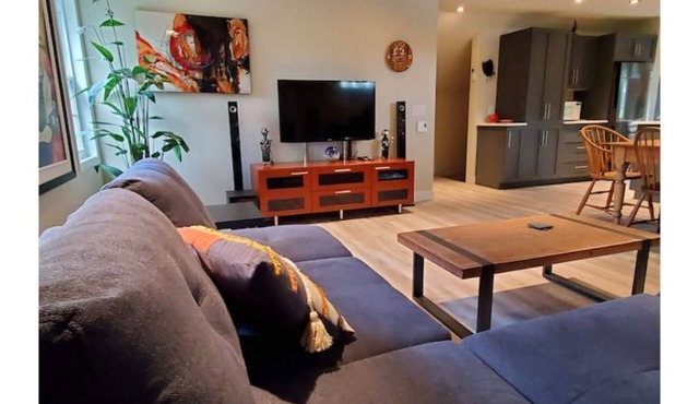 LuxAetre - Spacious renovated apartment in the heart of Knowlton