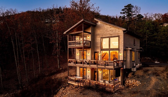 LuxCabin with Stunning Views 🍂 Indoor Heated Pool