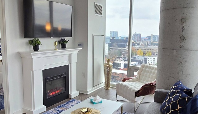 Luxe 1-Bed Corner Suite in Music Row Nashville - Coworking, Gym, Skyline Views