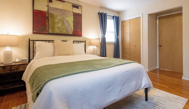 Luxe 1 Bed: Pets OK, Parking, Laundry