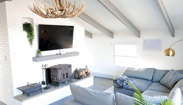 Luxe 10 guest Ski Chalet/Skiing/Pools/Tennis/Gym/Golf/Hiking