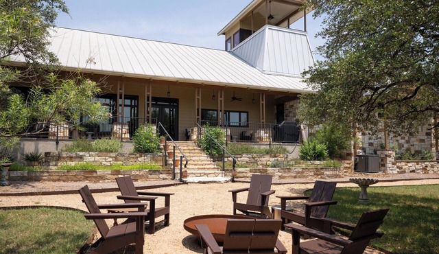 Luxe 14 acre Escape in Driftwood with Observation Deck. Peace, Privacy and Stars