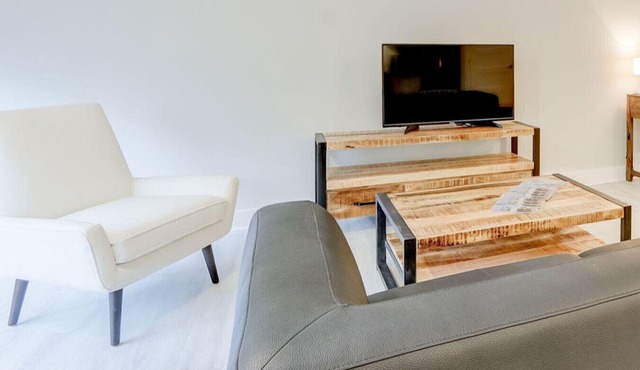 Luxe 1BR Apt with Skyline Views near Bytown Museum