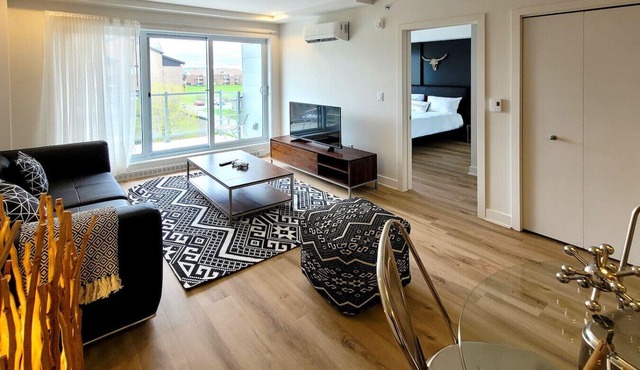 Luxe 1BR with Pool and Sauna near Quartier DIX30