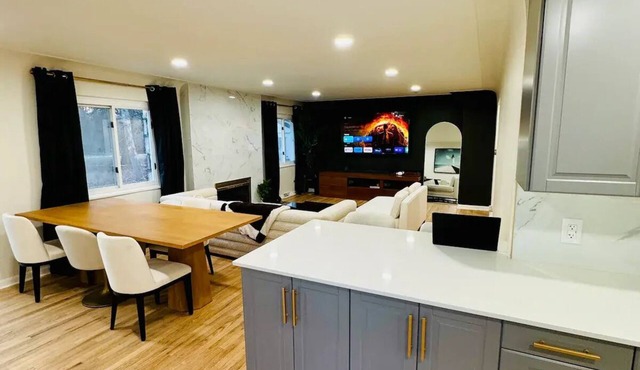 Luxe 2,300sqf+finished basement, 2 90" TVs, Peloton bk, pool tbl, modern & open