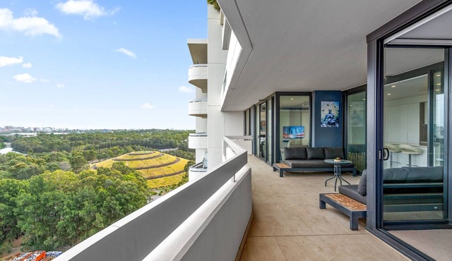 Luxe 2-Bed: Modern Interiors, Balcony & BBQ Area