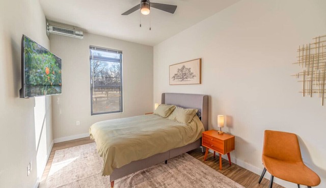 Luxe 2 Bed Suite | Downtown Comfort + Parking