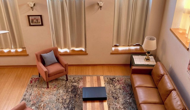 Luxe 2-bedroom apartment downtown, "Sigourney Summit"