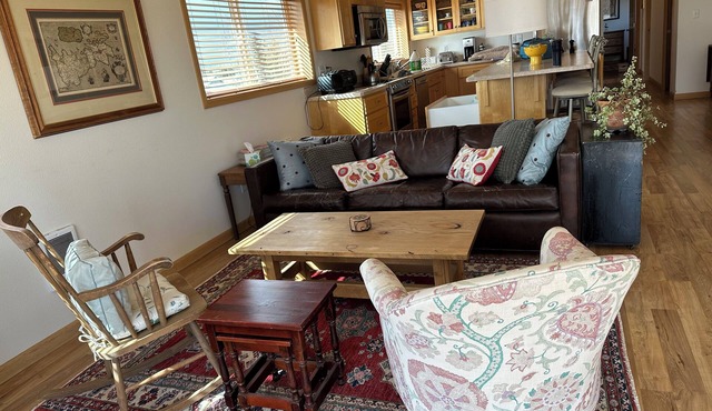 Luxe 2-BR Loft apt. on a Flower Farm in fabulous Bend with AC, WiFi, etc.!